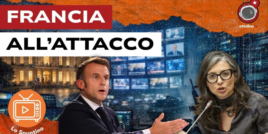 Eliseo e studio televisivo affiancati. Emmanuel Macron e Francesca Albanese in primo piano