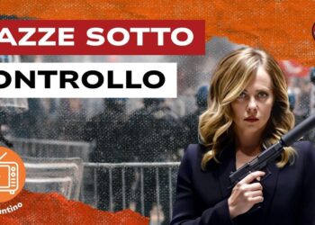 Immagine sfuocata di agenti che presidiano una manifestazione. Giorgia Meloni con un'arma in mano in primo piano