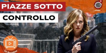Immagine sfuocata di agenti che presidiano una manifestazione. Giorgia Meloni con un'arma in mano in primo piano