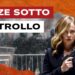 Immagine sfuocata di agenti che presidiano una manifestazione. Giorgia Meloni con un'arma in mano in primo piano