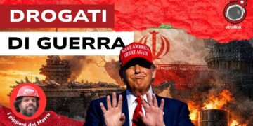 Portaerei USA e bandiera dell'Iran. Donald Trump con il berretto MAGA in primo piano