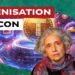 Sfondo astratto con al centro una moneta token. Radhika Desai in primo piano