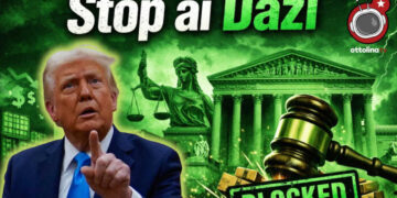 Simboli della giustizia su sfondo verde. Donald Trump in primo piano