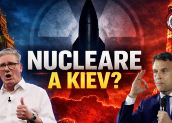 Sullo sfondo, il Big Ben, una bomba atomica e la torre Eiffel. Keir Starmer e Emmanuel Macron in primo piano
