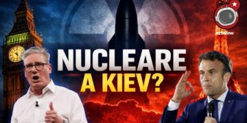 Sullo sfondo, il Big Ben, una bomba atomica e la torre Eiffel. Keir Starmer e Emmanuel Macron in primo piano