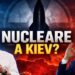 Sullo sfondo, il Big Ben, una bomba atomica e la torre Eiffel. Keir Starmer e Emmanuel Macron in primo piano