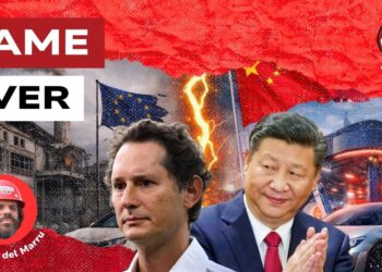 Un fulmine divide un paesaggio industriale europeo che sta crollando e una fabbrica modernissima cinese. John Elkann e Xi Jinping in primo piano