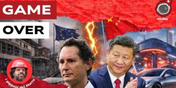 Un fulmine divide un paesaggio industriale europeo che sta crollando e una fabbrica modernissima cinese. John Elkann e Xi Jinping in primo piano