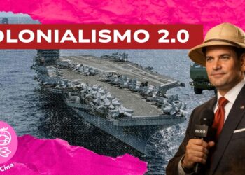 Una portaerei. Marco Rubio con un cappello da colono e un microfono in mano in primo piano