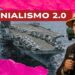 Una portaerei. Marco Rubio con un cappello da colono e un microfono in mano in primo piano