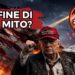 Bandiera USA stracciata da un aereo da guerra. Donald Trump con il cappellino MAGA e il pugno alzato in primo piano