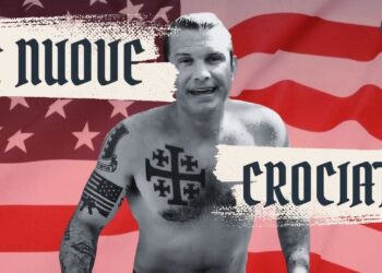 Bandiera USA. Pete Hegseth a torso nudo e tatuato in primo piano