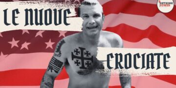 Bandiera USA. Pete Hegseth a torso nudo e tatuato in primo piano