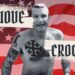 Bandiera USA. Pete Hegseth a torso nudo e tatuato in primo piano