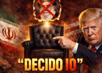 Bandiere di Iran e USA di fianco a una poltrona vuota sovrastata da un ritratto di Ali Khamenei con una X che lo cancella. Donald Trump impositivo con l'indice puntato sulla poltrona in primo piano