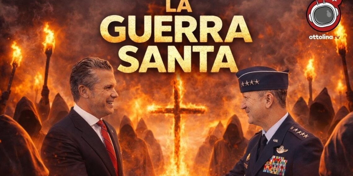 In uno scenario che evoca il Ku klux klan, Pete Hegseth stringe la mano ad un alto grado dell'esercito