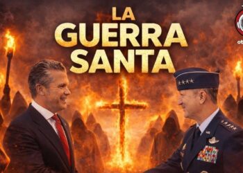 In uno scenario che evoca il Ku klux klan, Pete Hegseth stringe la mano ad un alto grado dell'esercito