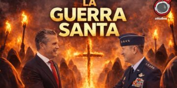 In uno scenario che evoca il Ku klux klan, Pete Hegseth stringe la mano ad un alto grado dell'esercito
