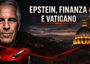 Jeffrey Epstein e il cofano di una Ferrari a sinistra. La cupola di san Pietro a destra