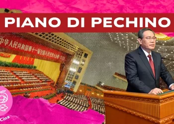 Sala congressi cinese dove si svolgono le Due Sessioni. Un funzionario cinese in primo piano