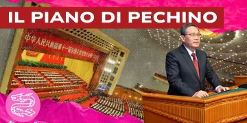 Sala congressi cinese dove si svolgono le Due Sessioni. Un funzionario cinese in primo piano