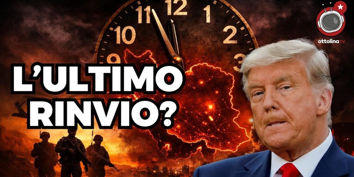 Soldati con un orologio sullo sfondo. Donald Trump in primo piano