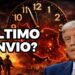 Soldati con un orologio sullo sfondo. Donald Trump in primo piano