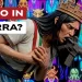 Sullo sfondo, personaggi di un videogioco 8 bit. L'Italia con un'arma puntata in bocca in primo piano