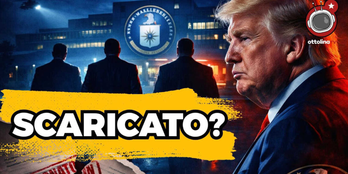 Tre uomini di spalle davanti alla sede dei servizi segreti USA. Donald Trump perplesso in primo piano