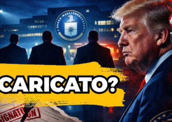 Tre uomini di spalle davanti alla sede dei servizi segreti USA. Donald Trump perplesso in primo piano