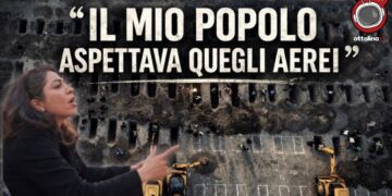 Visione dall'alto di uno scavo di tombe. Minoo Mirshahvalad in primo piano