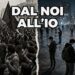 A sinistra folla che protesta. A destra singole persone con gli occhi sullo schermo dello smartphone