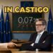 Aula scolastica con bandiere dell'Europa e la scritta 007 sulla lavagna. Ursula von der Leyen bacchetta Giancarlo Giorgetti e Giorgia Meloni