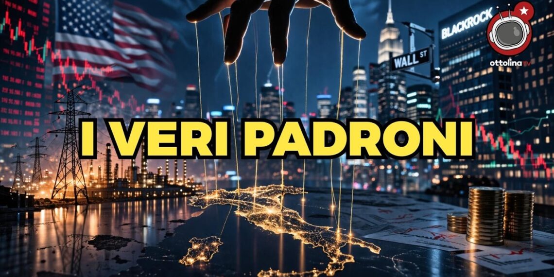 Città statunitense sullo sfondo. Una mano tiene i fili dell'Italia in primo piano