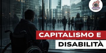 Disabile guarda le persone camminare da dietro un vetro