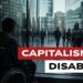 Disabile guarda le persone camminare da dietro un vetro