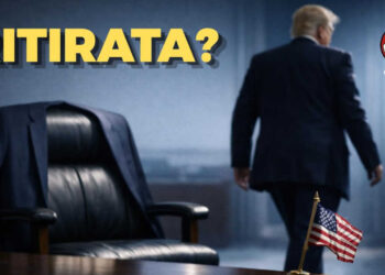 Donald Trump di spalle si allontana dalla scrivania