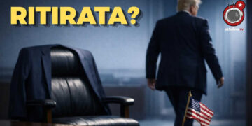 Donald Trump di spalle si allontana dalla scrivania
