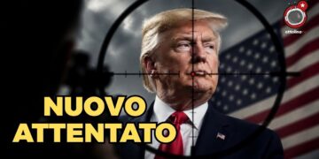 Donald Trump inquadrato da un mirino con bandiera USA alle spalle