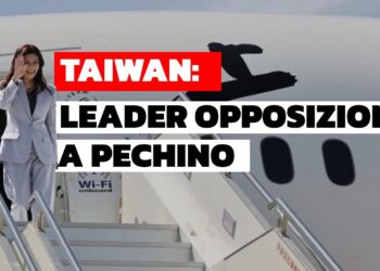La leader taiwanese Cheng Li-wun scende da un aereo