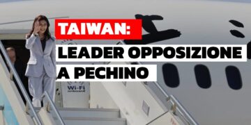 La leader taiwanese Cheng Li-wun scende da un aereo