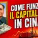 Mao Tse Tung con una mazzetta di dollari in mano a sinistra, A destra uno skyline cinese