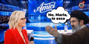 Studio televisivo di Amici. Maria de Filippi e Mojitaba Khamenei in primo piano