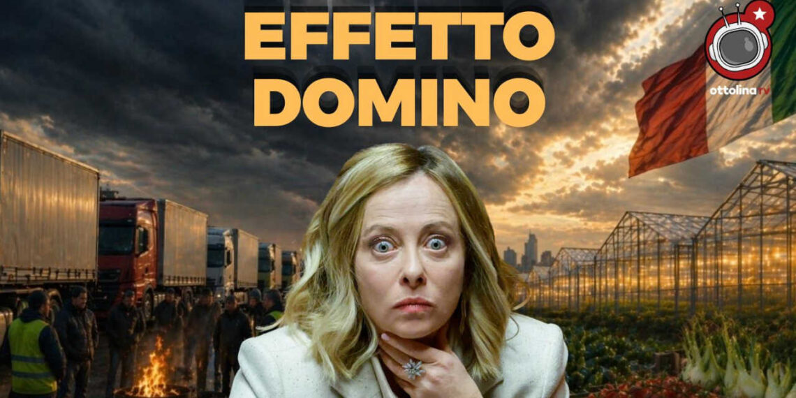 TIR incolonnati a sinistra. Cassette di verdura a destra. Giorgia Meloni con gli occhi sgranati in primo piano
