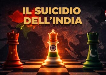 Tre pezzi degli scacchi con i colori delle bandiere di Cina, India e Pakistan