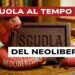 Un verme neoliberista mangia una tavoletta di cioccolato con impressa la scritta scuola