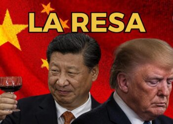 Bandiera cinese sullo sfondo. Xi Jinping con un bicchiere in mano brinda con Donald Trump accigliato