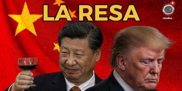 Bandiera cinese sullo sfondo. Xi Jinping con un bicchiere in mano brinda con Donald Trump accigliato