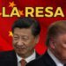 Bandiera cinese sullo sfondo. Xi Jinping con un bicchiere in mano brinda con Donald Trump accigliato
