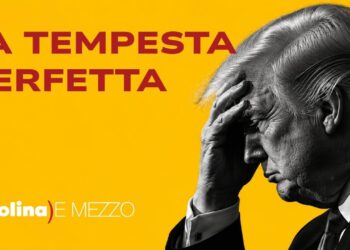 Donald Trump con la mano sulla fronte in primo piano